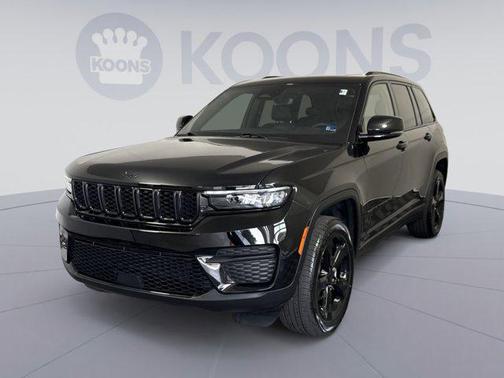 Diamond Black Crystal Pearlcoat 2023 Jeep Grand Cherokee Altitude
