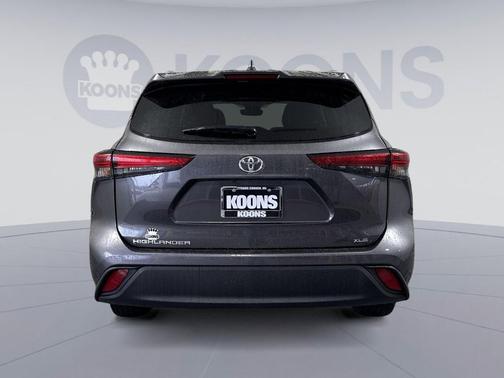 Magnetic Gray Metallic 2023 Toyota Highlander XLE