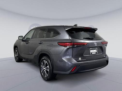Magnetic Gray Metallic 2023 Toyota Highlander XLE