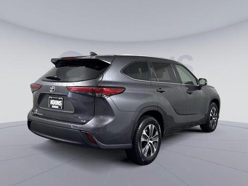 Magnetic Gray Metallic 2023 Toyota Highlander XLE