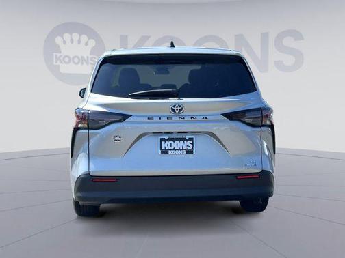 2024 Toyota Sienna LE