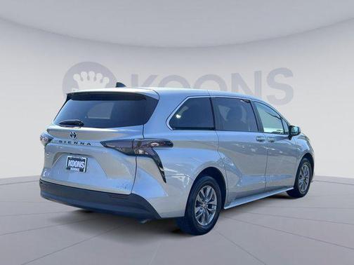 2024 Toyota Sienna LE