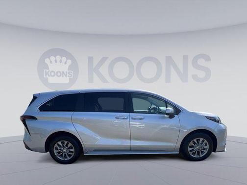 2024 Toyota Sienna LE