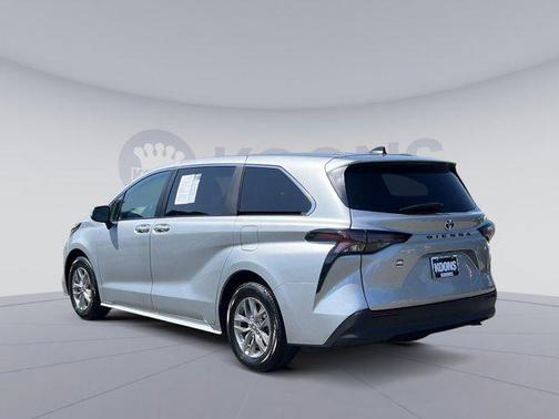 2024 Toyota Sienna LE
