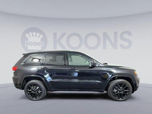 Diamond Black Crystal Pearlcoat 2022 Jeep Grand Cherokee Laredo