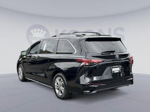 2022 Toyota Sienna XSE 7 Passenger