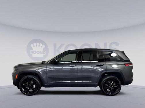 Baltic Gray Metallic Clearcoat 2023 Jeep Grand Cherokee Altitude