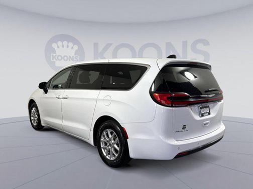 Bright White Clearcoat 2023 Chrysler Pacifica Touring