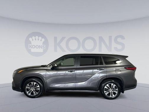 Magnetic Gray Metallic 2023 Toyota Highlander XLE