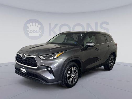 Magnetic Gray Metallic 2023 Toyota Highlander XLE
