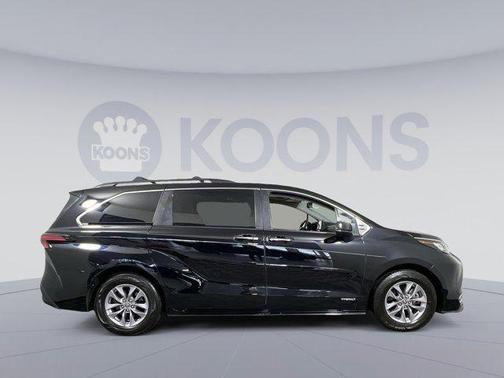 2021 Toyota Sienna XLE 8 Passenger