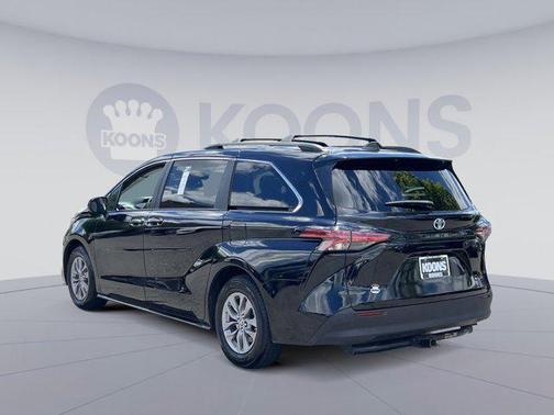 2021 Toyota Sienna XLE 8 Passenger