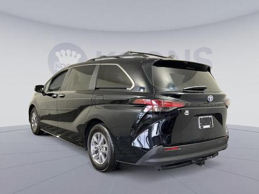 2021 Toyota Sienna XLE 8 Passenger