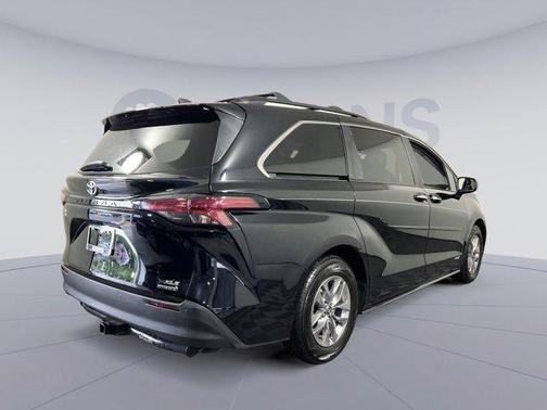 2021 Toyota Sienna XLE 8 Passenger