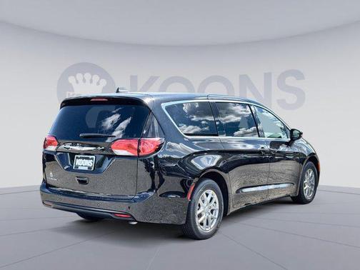 2026 Chrysler Voyager LX