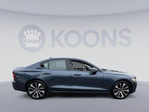 2022 Volvo S60 T5 Momentum