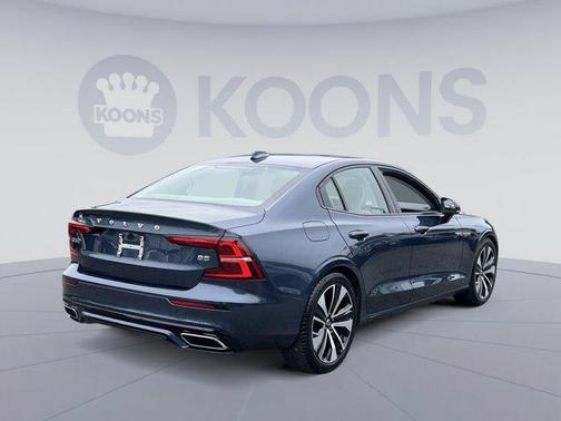 2022 Volvo S60 T5 Momentum