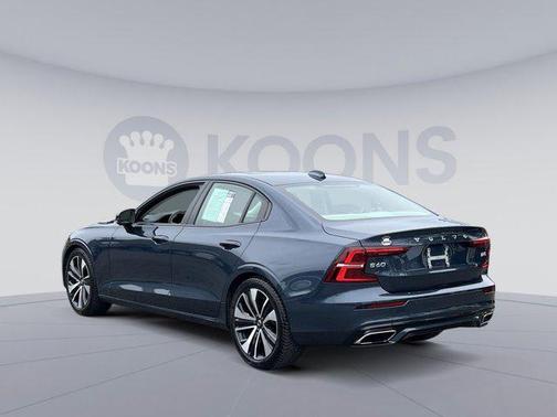 2022 Volvo S60 T5 Momentum