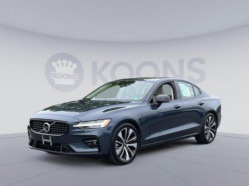 2022 Volvo S60 T5 Momentum