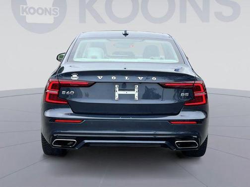 2022 Volvo S60 T5 Momentum