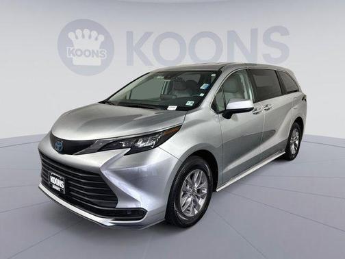 2024 Toyota Sienna LE