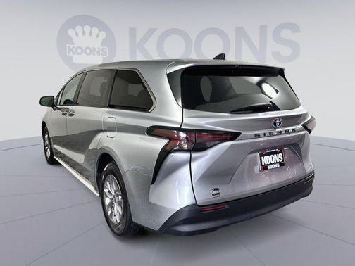 2024 Toyota Sienna LE