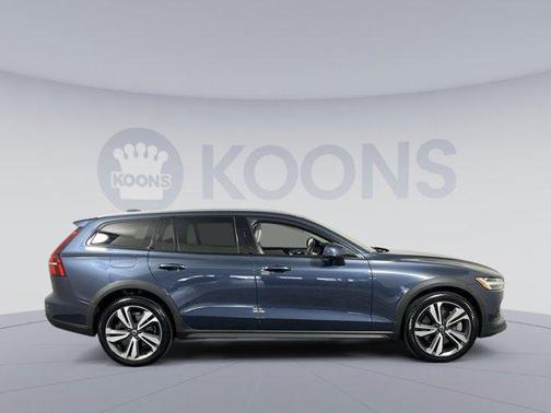 2024 Volvo V60 Cross Country B5 Plus