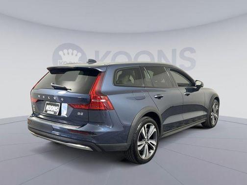 2024 Volvo V60 Cross Country B5 Plus