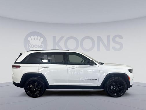 Bright White Clearcoat 2025 Jeep Grand Cherokee Altitude