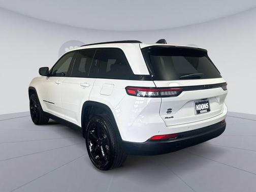 Bright White Clearcoat 2025 Jeep Grand Cherokee Altitude