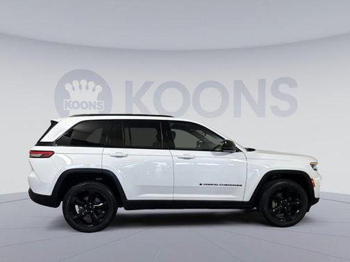 Bright White Clearcoat 2023 Jeep Grand Cherokee Altitude