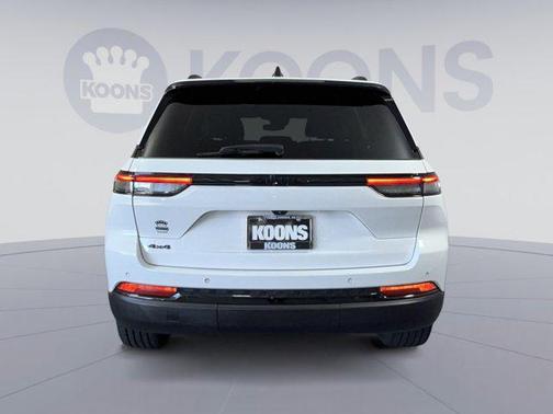 Bright White Clearcoat 2023 Jeep Grand Cherokee Altitude