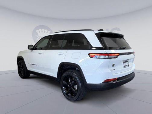 Bright White Clearcoat 2023 Jeep Grand Cherokee Altitude