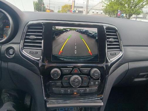 2022 Jeep Grand Cherokee LAREDO