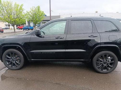 2022 Jeep Grand Cherokee LAREDO