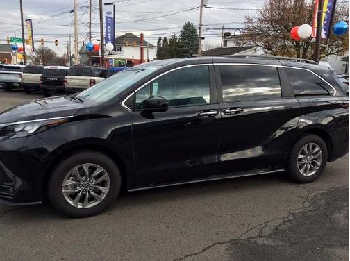 2025 Toyota Sienna XLE 8 PASSENGER