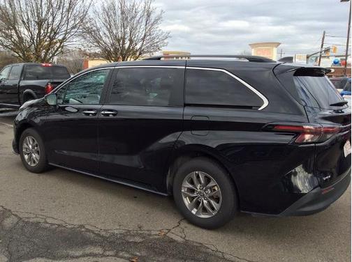 2025 Toyota Sienna XLE 8 PASSENGER