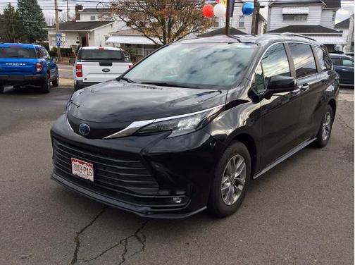 2025 Toyota Sienna XLE 8 PASSENGER