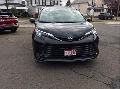 2025 Toyota Sienna XLE 8 PASSENGER