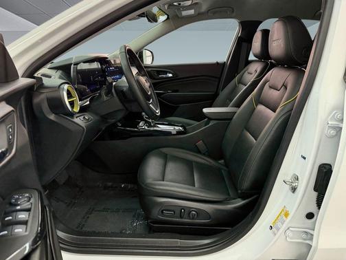 Summit White 2025 Chevrolet Trax FWD ACTIV