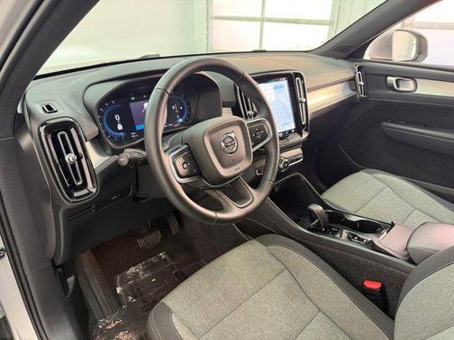 2025 Volvo XC40 B5 Core Bright Theme