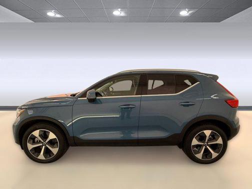 2025 Volvo XC40 B5 Plus Bright Theme