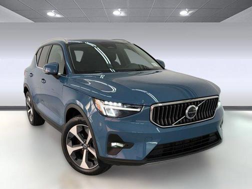 2025 Volvo XC40 B5 Plus Bright Theme