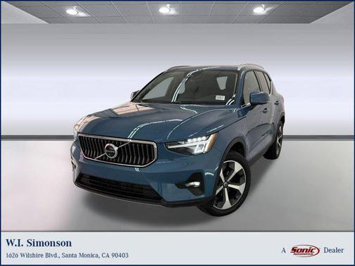 2025 Volvo XC40 B5 Plus Bright Theme