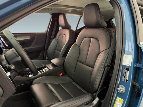 2025 Volvo XC40 B5 Plus Bright Theme