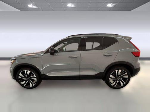 2024 Volvo XC40 B5 Plus Dark Theme