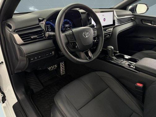 Wind Chill Pearl w/Midnight Black Metallic Roof 2026 Toyota Camry XSE