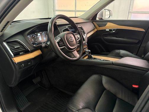 2022 Volvo XC90 T6 Momentum