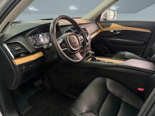 2022 Volvo XC90 T6 Momentum