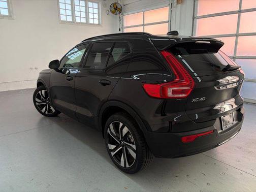 2025 Volvo XC40 B5 Plus Dark Theme